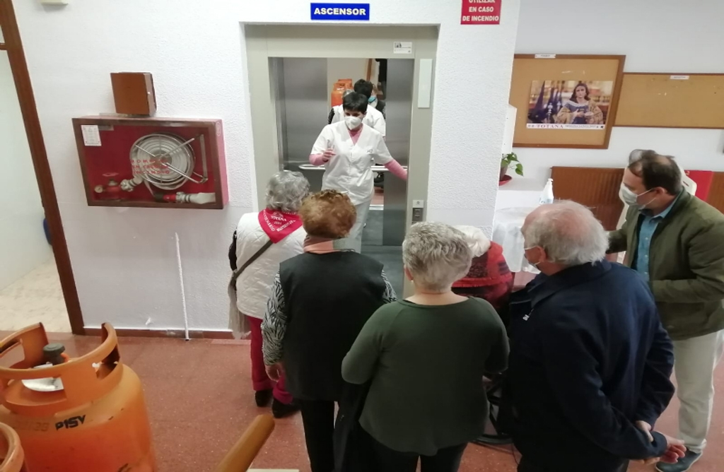 El Centro Municipal de Personas Mayores ya dispone de un nuevo ascensor